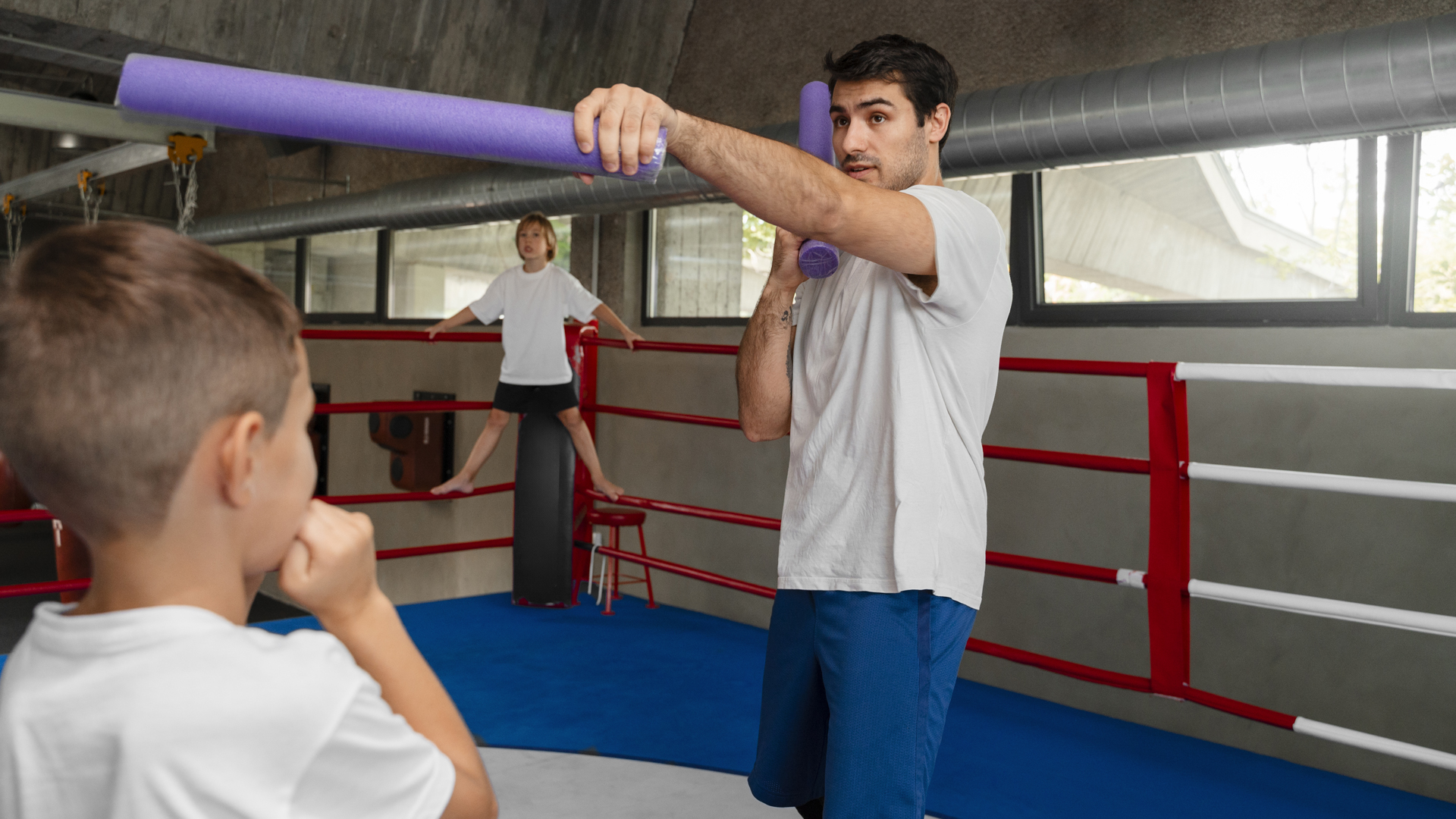 1_side-view-kid-practicing-boxing Boxen